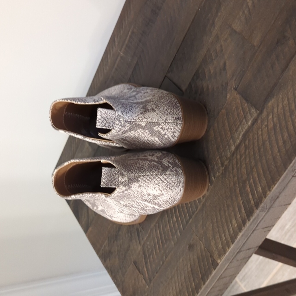 NEW Universal Thread Snakeskin Booties - Picture 3 of 5